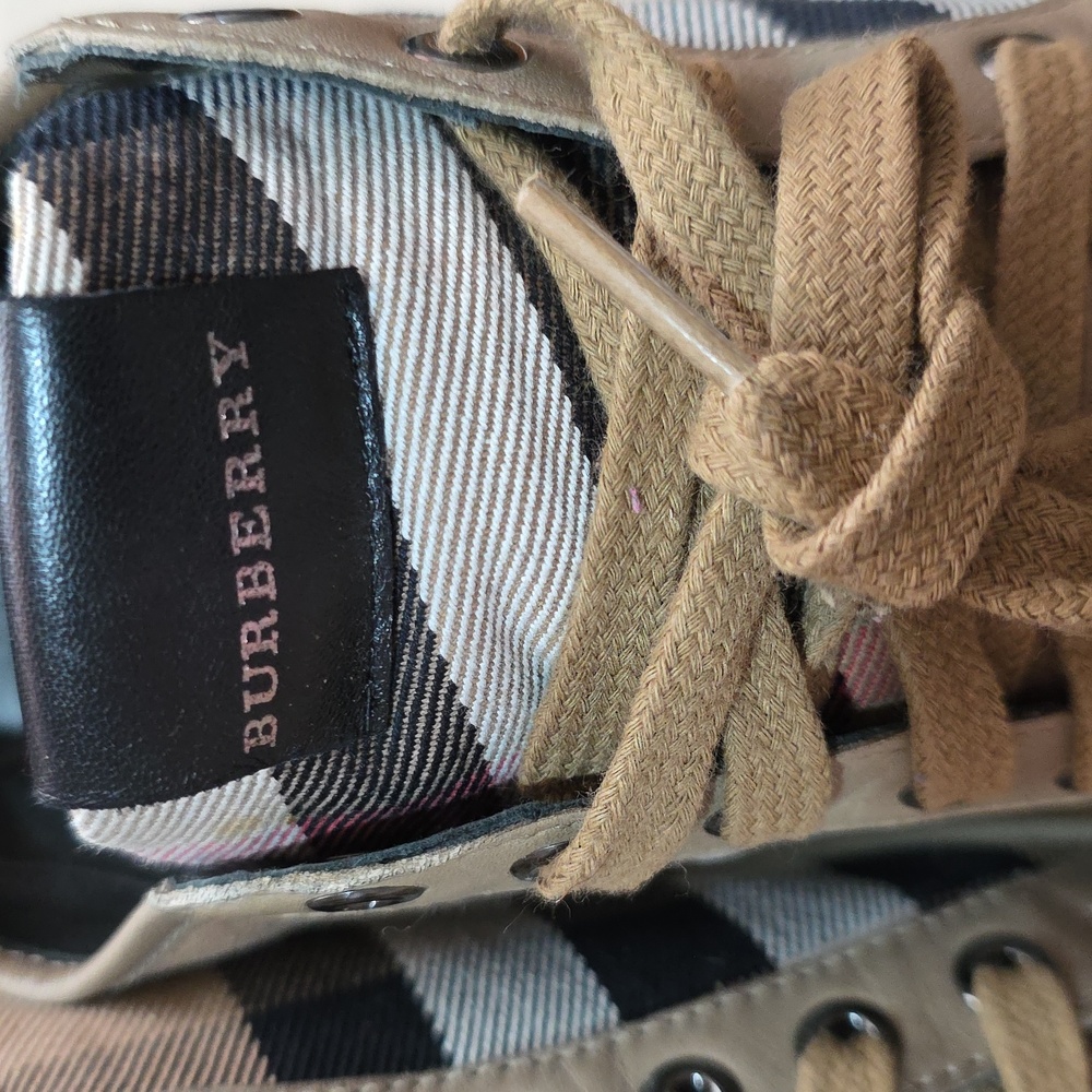 Burberry Beige and Red Sneakers - Picture 4 of 11